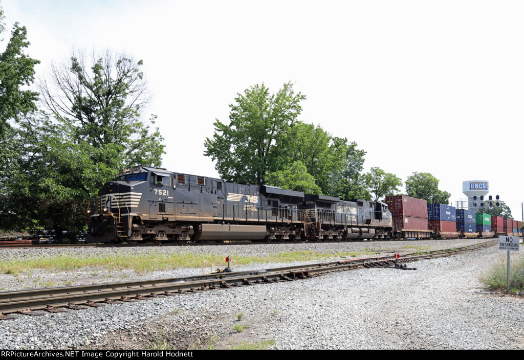 NS 7521 & 9781 lead train 13R past the signals at Aycock